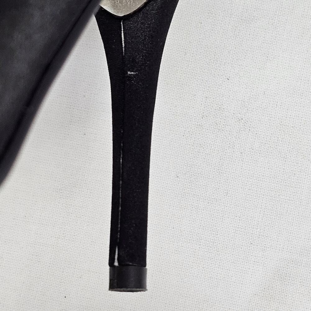 Chic Black Heels with Sleek Design - Picture 4 of 11
